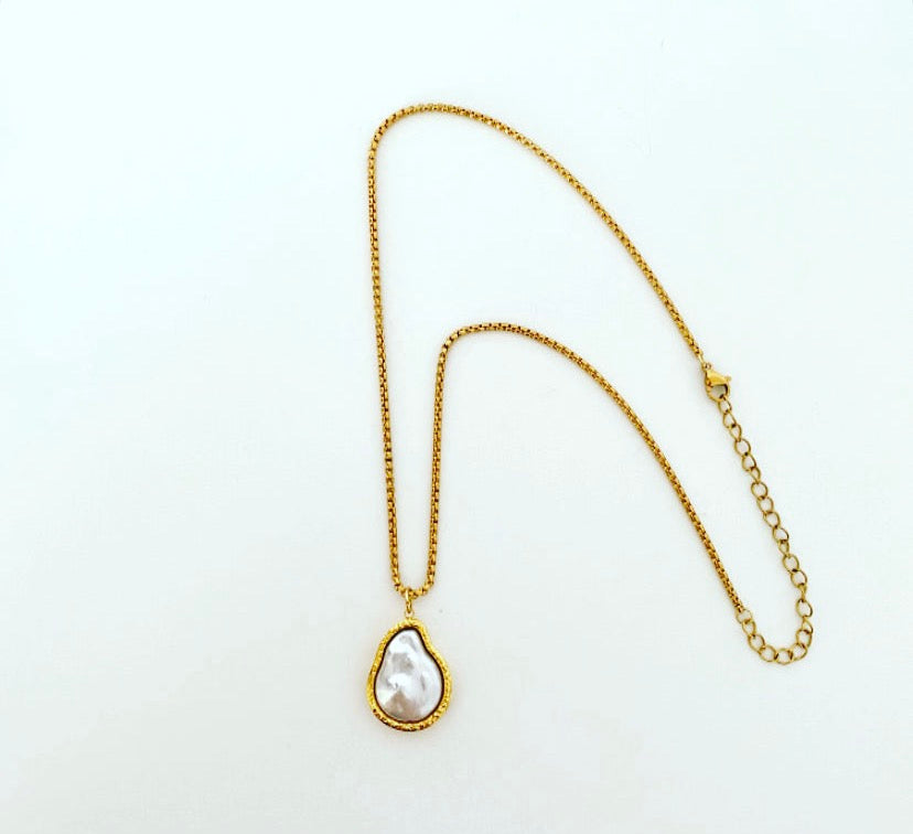 Lira Pearl Necklace